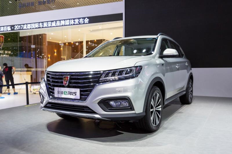 全新榮威950、榮威e950定義“高級轎車” 成都車展亮相售價16.88萬起 互聯網汽車上市一周年 系統升級帶來顛覆式進化
