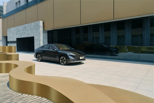 限時先享置換一口價！「10萬級600續(xù)航中級轎車」五菱星光2025款正式上市！